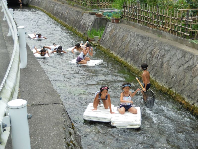 trẻ em vui chơi tại con sông